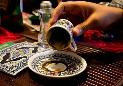 La cafédomancie pratique divinatoire que certains voyants utilisent lors d'une consultation de voyance